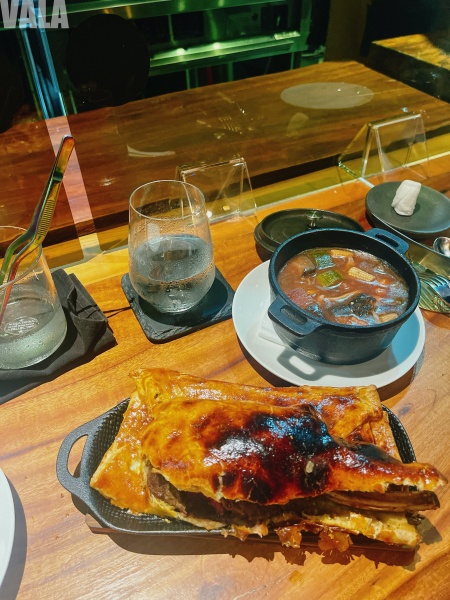 美食。Akame。屏東餐廳。南臺灣最難訂的餐廳，全台灣最好吃的吉拿棒。原住民直火料理。山有木兮木有枝，乳鴿水鹿吃不吃 Vala：生活中的100個美好